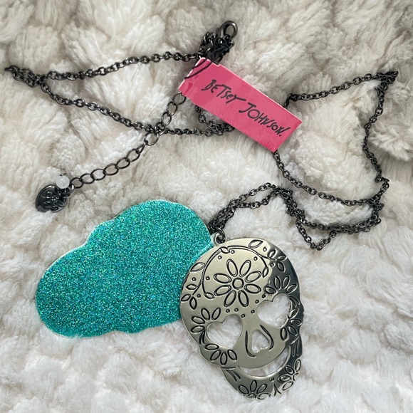BETSEY JOHNSON Engraved Double Skull Pendant Long Necklace NWT - Picture 12 of 16